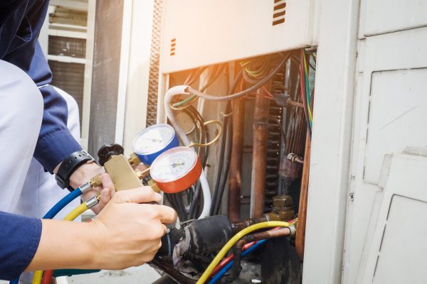 Technician,Is,Checking,Air,Conditioner